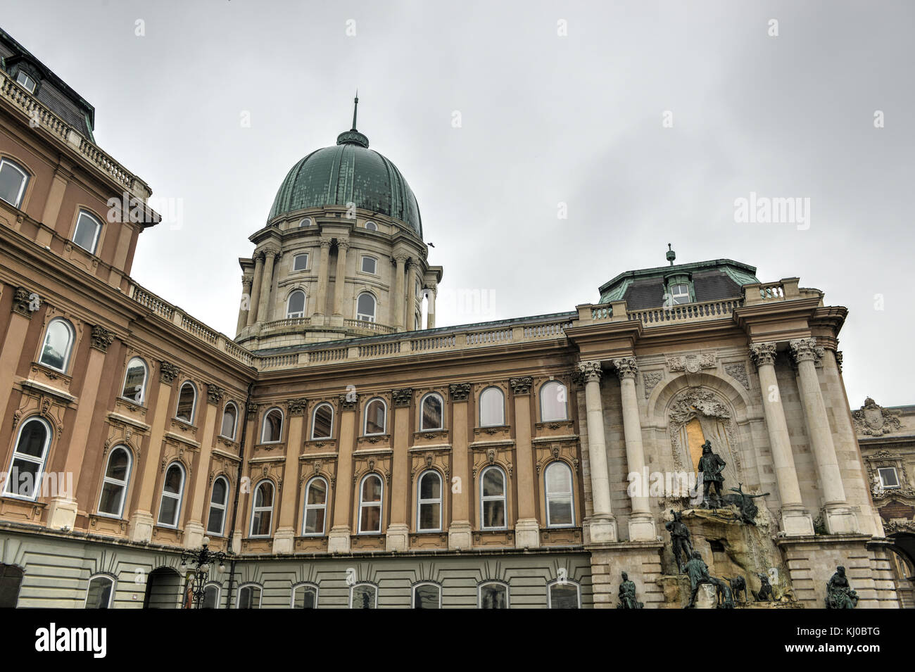 Matthias fontaine dans la cour intérieure du nord-ouest du palais royal (château de Buda), célèbre site historique de Budapest, Hongrie. Banque D'Images