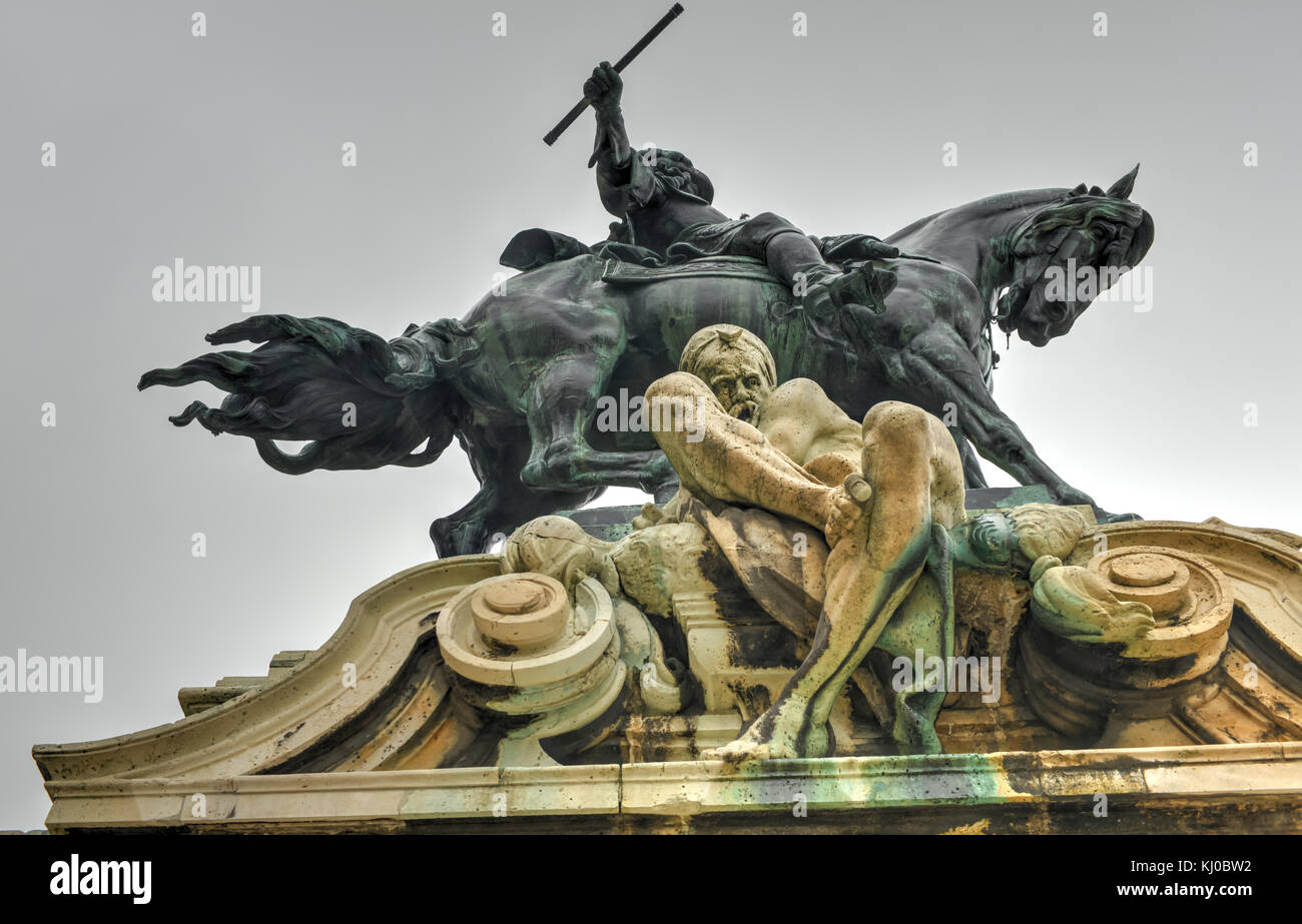 Le château de Buda et la statue du prince Eugène de Savoie au cours d'un turc ottoman défait à Budapest, Hongrie. Banque D'Images