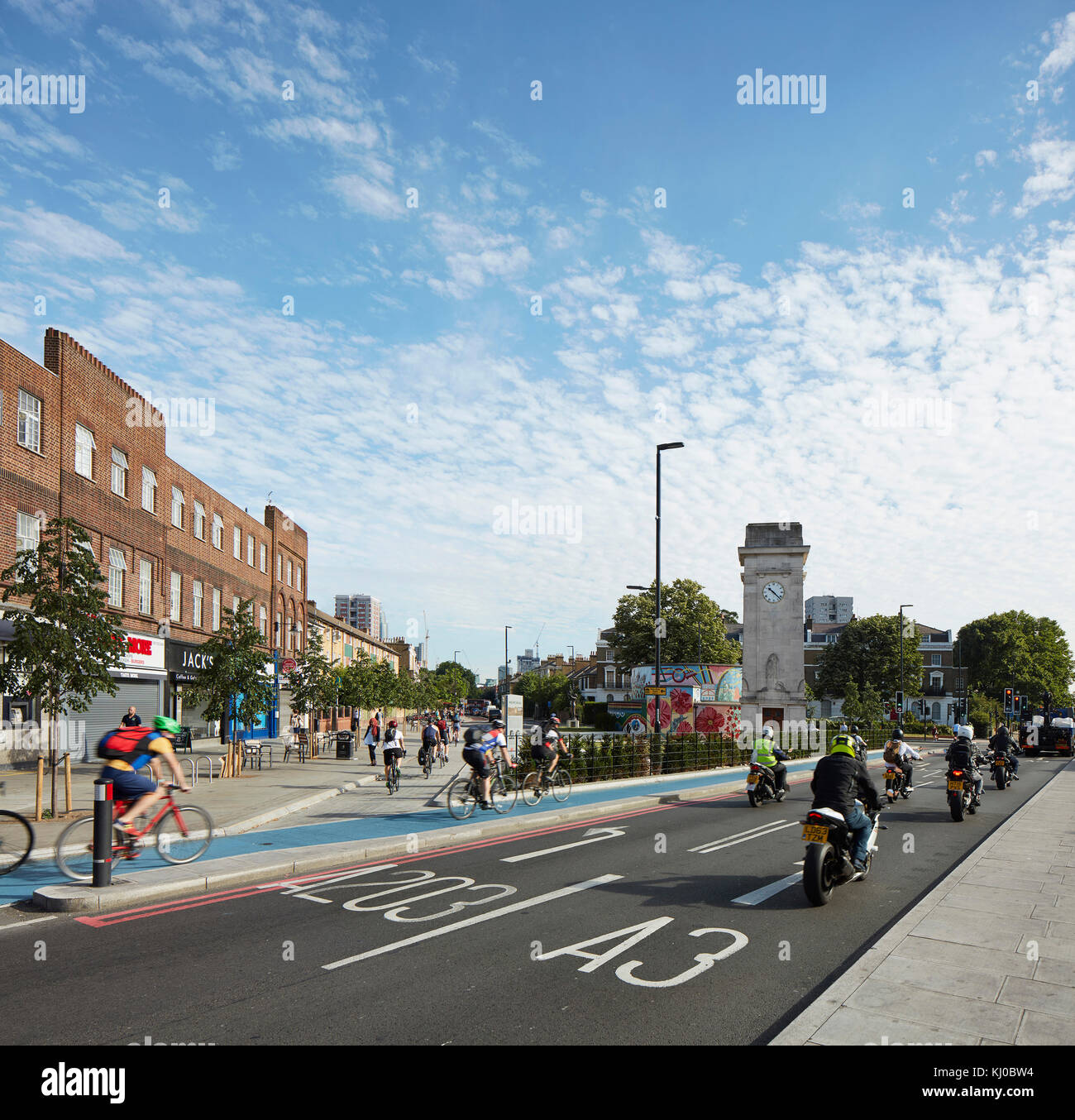 Intersection avec la nouvelle piste cyclable et matin le trafic. Stockwell Framework Masterplan, Londres, Royaume-Uni. Architecte : DSDHA, 2017. Banque D'Images