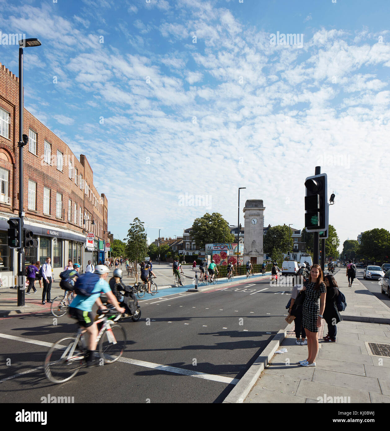 Intersection avec la nouvelle piste cyclable et matin le trafic. Stockwell Framework Masterplan, Londres, Royaume-Uni. Architecte : DSDHA, 2017. Banque D'Images