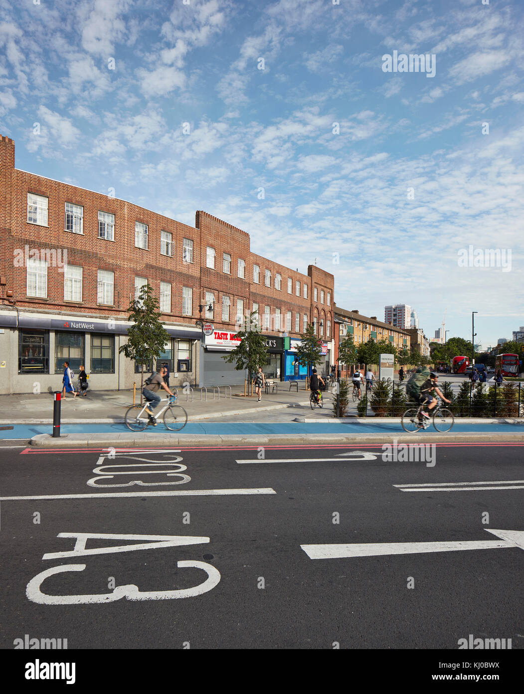 Intersection avec la nouvelle piste cyclable. Stockwell Framework Masterplan, Londres, Royaume-Uni. Architecte : DSDHA, 2017. Banque D'Images