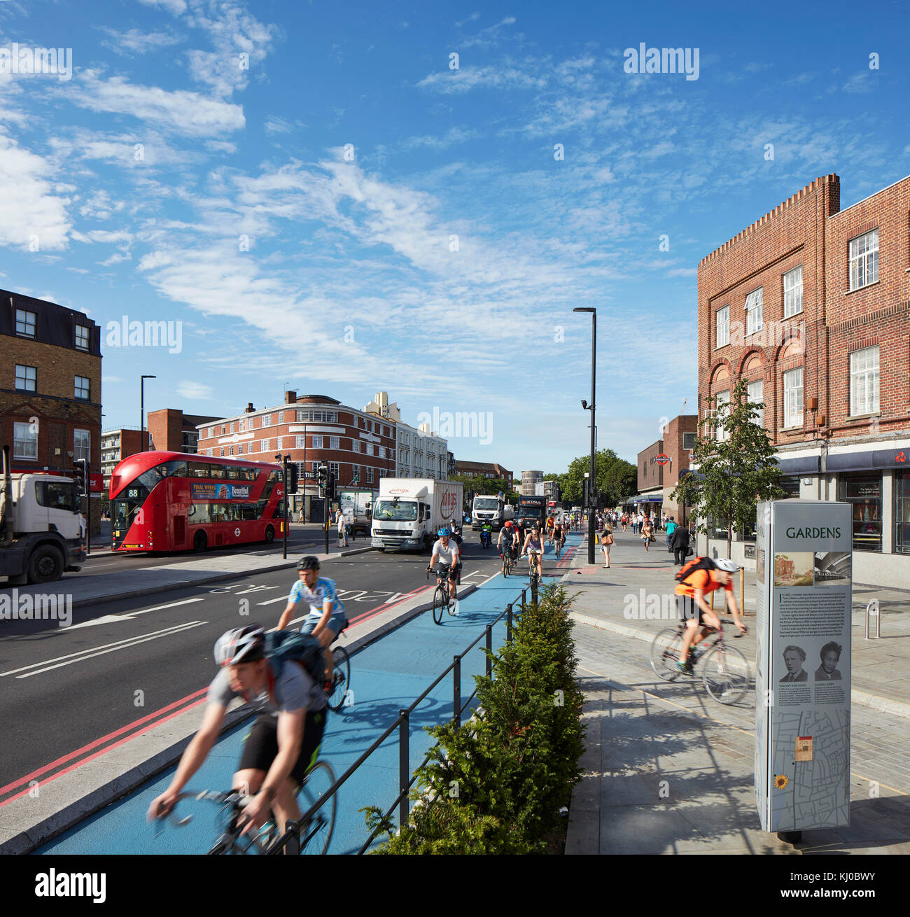 Intersection avec la nouvelle piste cyclable et matin le trafic. Stockwell Framework Masterplan, Londres, Royaume-Uni. Architecte : DSDHA, 2017. Banque D'Images