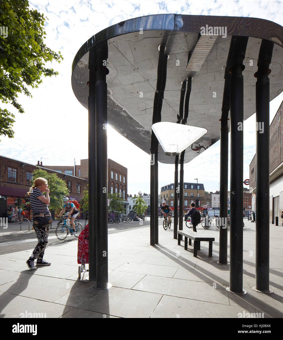 Arrêt de bus Route Binfield canopée. Stockwell Framework Masterplan, Londres, Royaume-Uni. Architecte : DSDHA, 2017. Banque D'Images