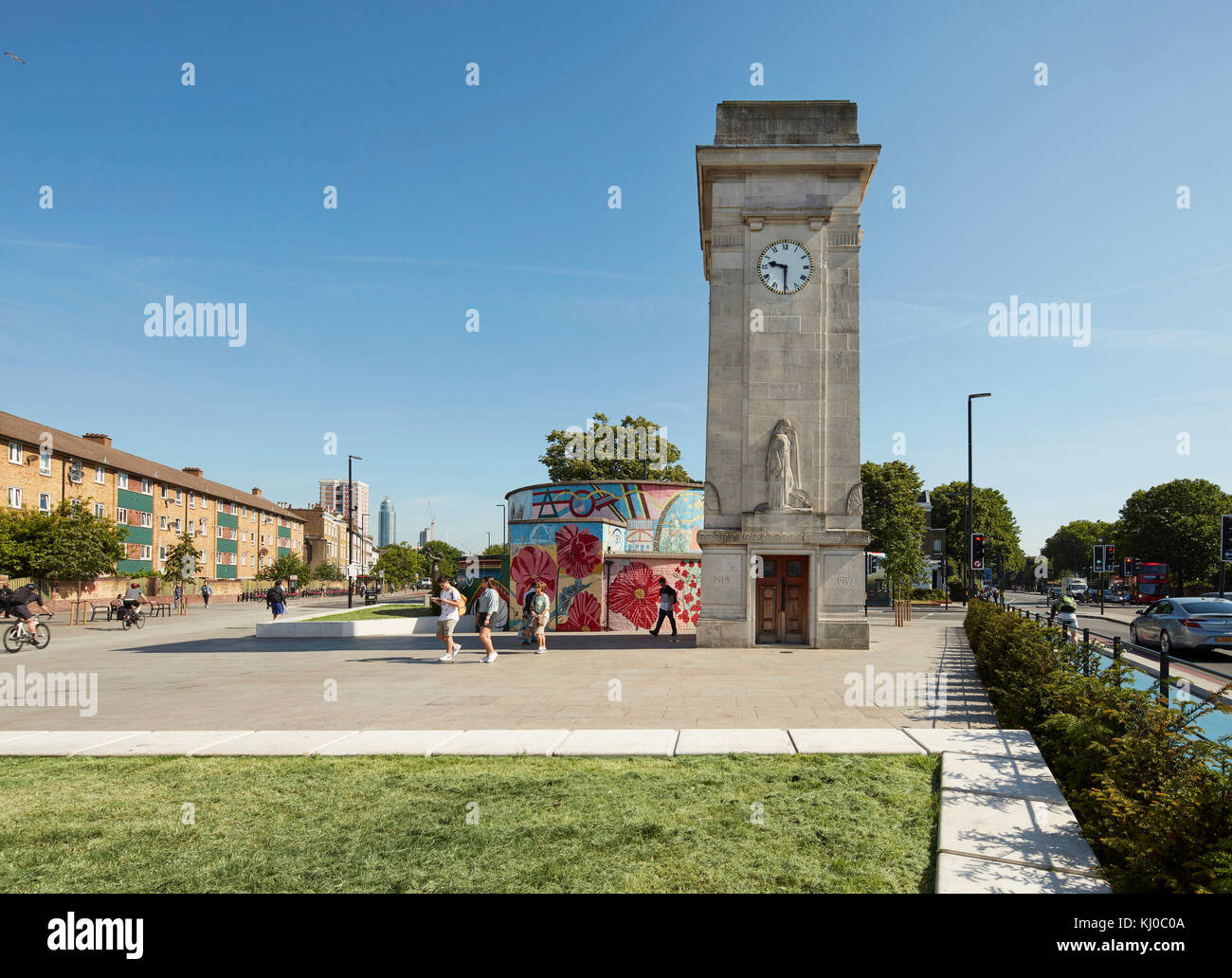 Stockwell War Memorial avec piste cyclable. Stockwell Framework Masterplan, Londres, Royaume-Uni. Architecte : DSDHA, 2017. Banque D'Images