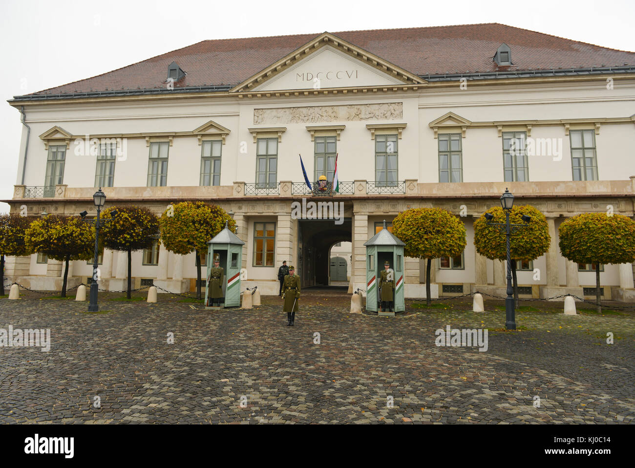Budapest, Hongrie - le 28 novembre 2014 Cérémonie de l'évolution. près de gardes du palais présidentiel à Budapest, Hongrie. Banque D'Images