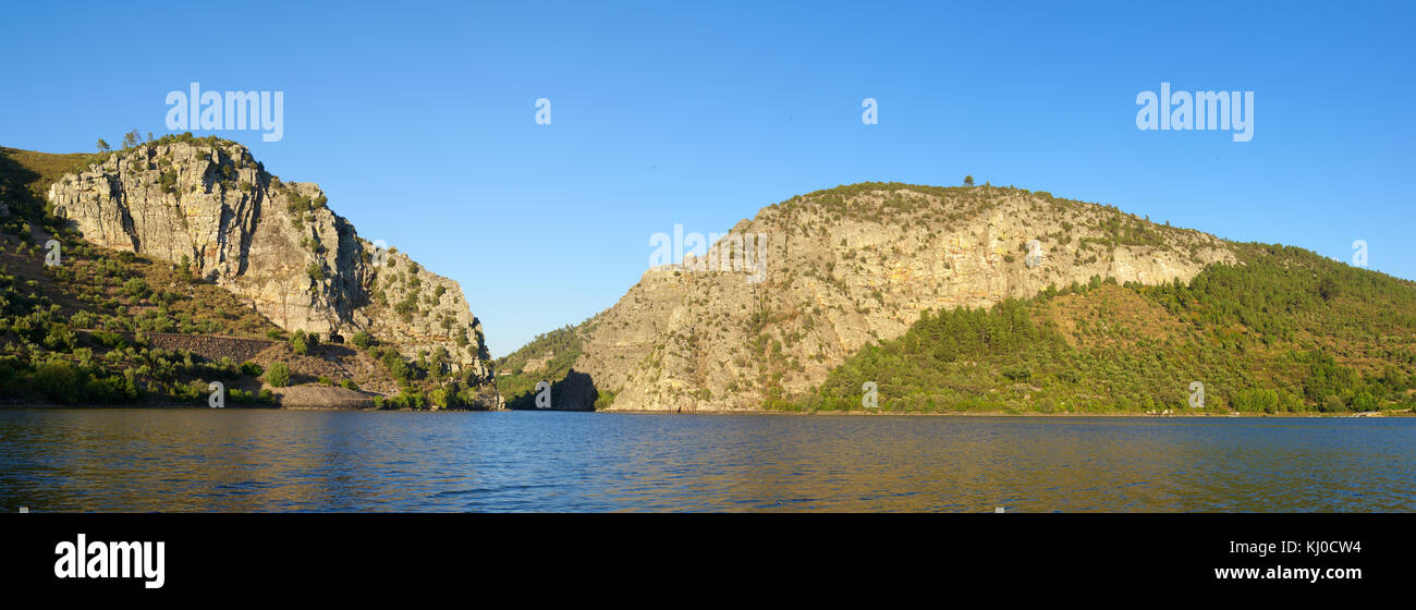 Vue panoramique latérale de portas de rodao monument naturel. Vila Velha de rodao, Portugal. Banque D'Images