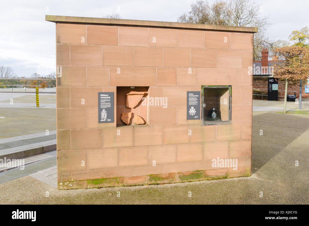 Objets historiques exposés dans Nicholas Street, Chester, Royaume-Uni, y compris les vestiges de la conquête militaire et le quartier général de la police Banque D'Images