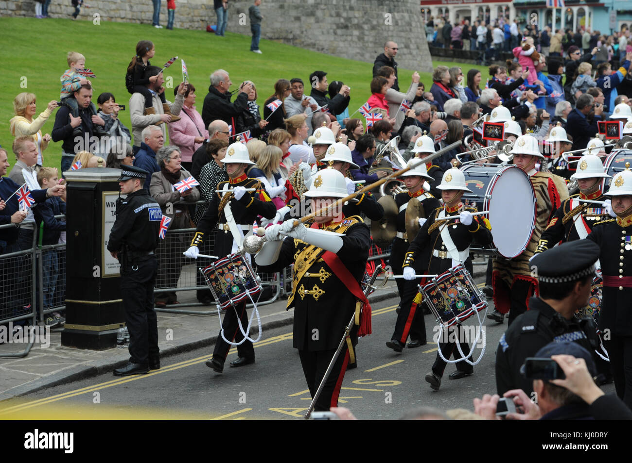 WINDSOR, ANGLETERRE - 19 MAI : la parade des forces armées participe à la parade des forces armées et à Muster le 19 mai 2012 à Windsor, Angleterre. Plus de 2500 soldats ont participé au Muster du Jubilé de diamant dans Home Park. Personnes : défilé des forces armées Banque D'Images