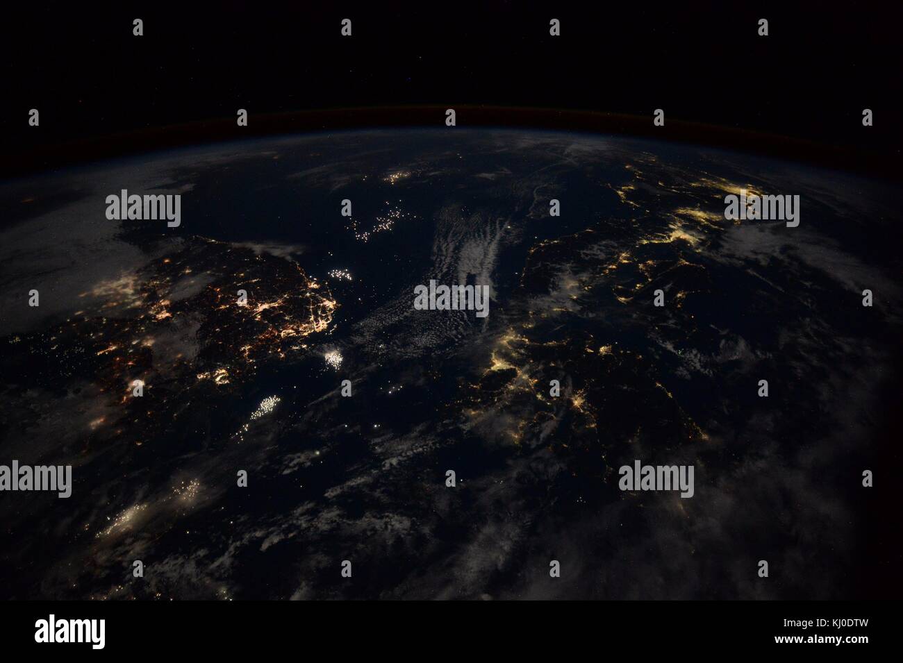 Vue nocturne de la station spatiale internationale de la mer du Japon qui sépare la Corée du Sud, du Japon, de gauche, droite, et des bateaux de pêche flottant dans le milieu, comme vu de l'orbite de la terre. Banque D'Images