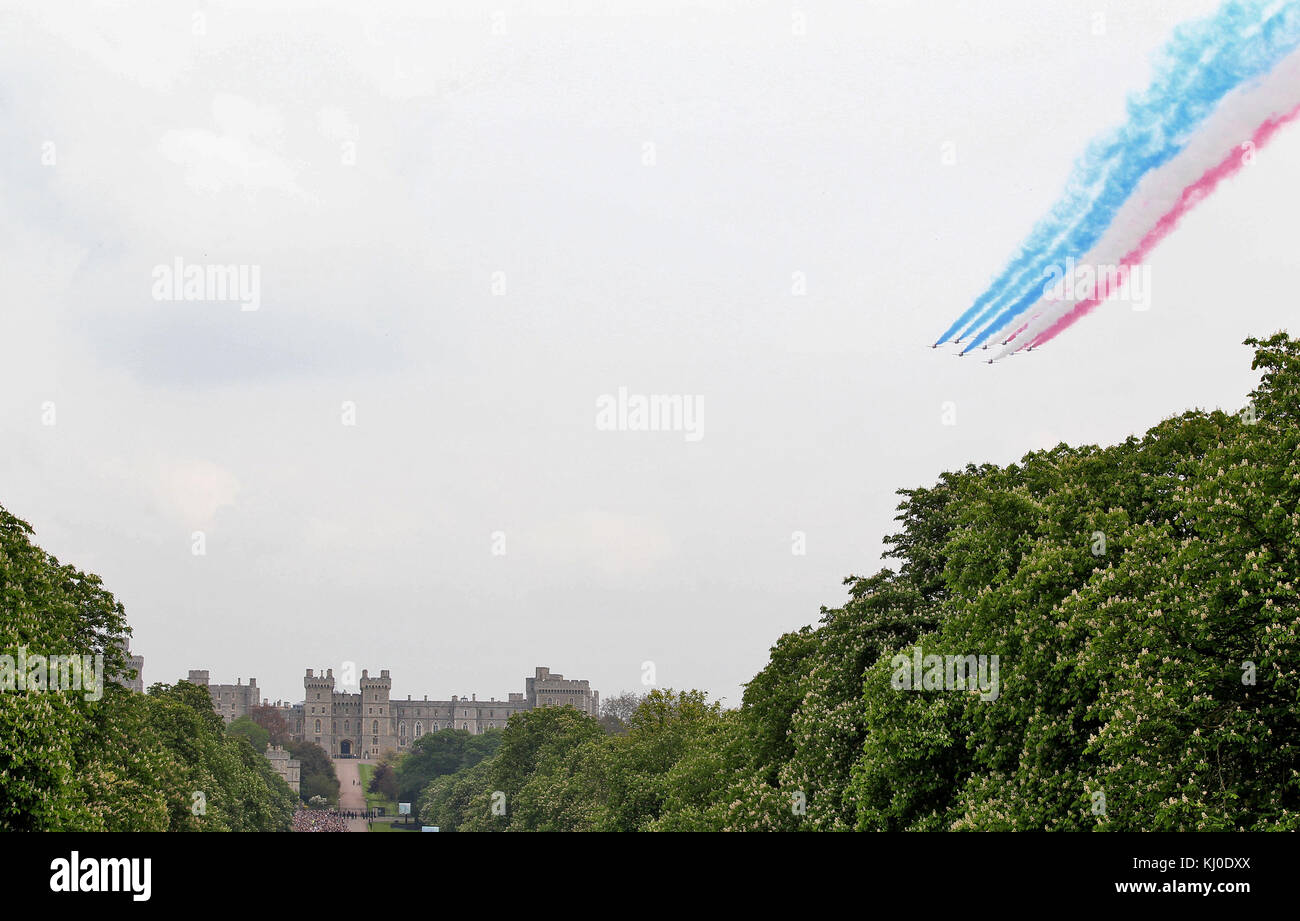 WINDSOR, ANGLETERRE - 19 MAI : la parade des forces armées participe à la parade des forces armées et à Muster le 19 mai 2012 à Windsor, Angleterre. Plus de 2500 soldats ont participé au Muster du Jubilé de diamant dans Home Park. Personnes : flèches rouges Banque D'Images