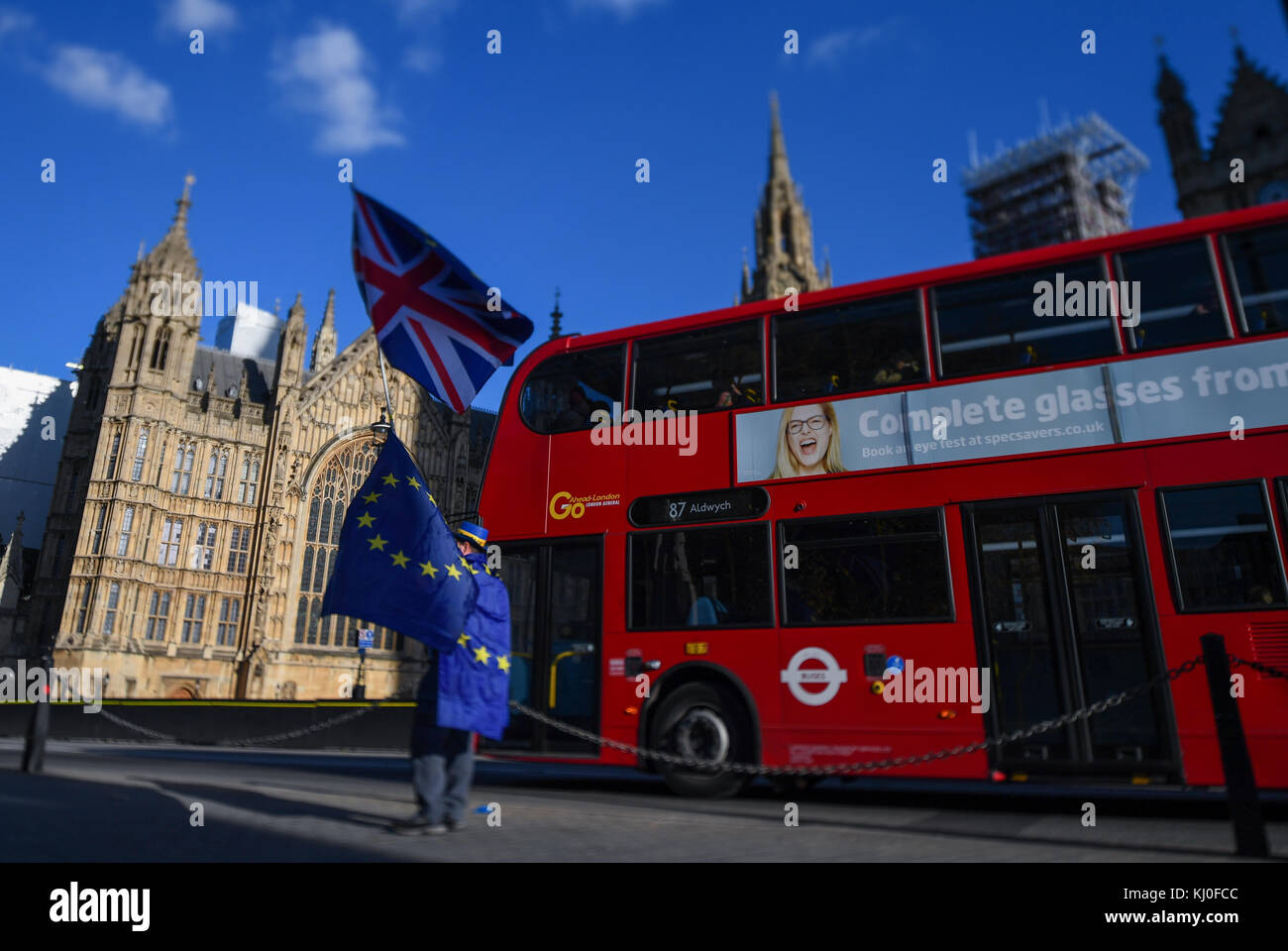 Un Brexit protestataire continue son one man position contre le vote à l'extérieur de la résultat Brexit Chambres du Parlement de Londres. Banque D'Images