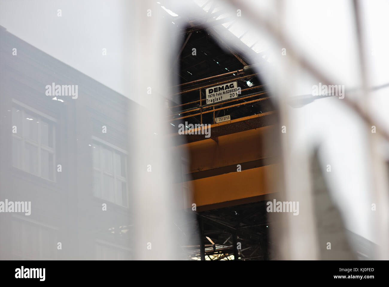 Pont roulant Demag à travers une vitre cassée Photo Stock - Alamy