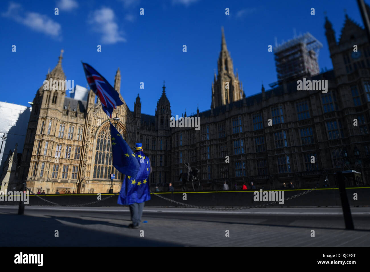 Un Brexit protestataire continue son one man position contre le vote à l'extérieur de la résultat Brexit Chambres du Parlement de Londres. Banque D'Images