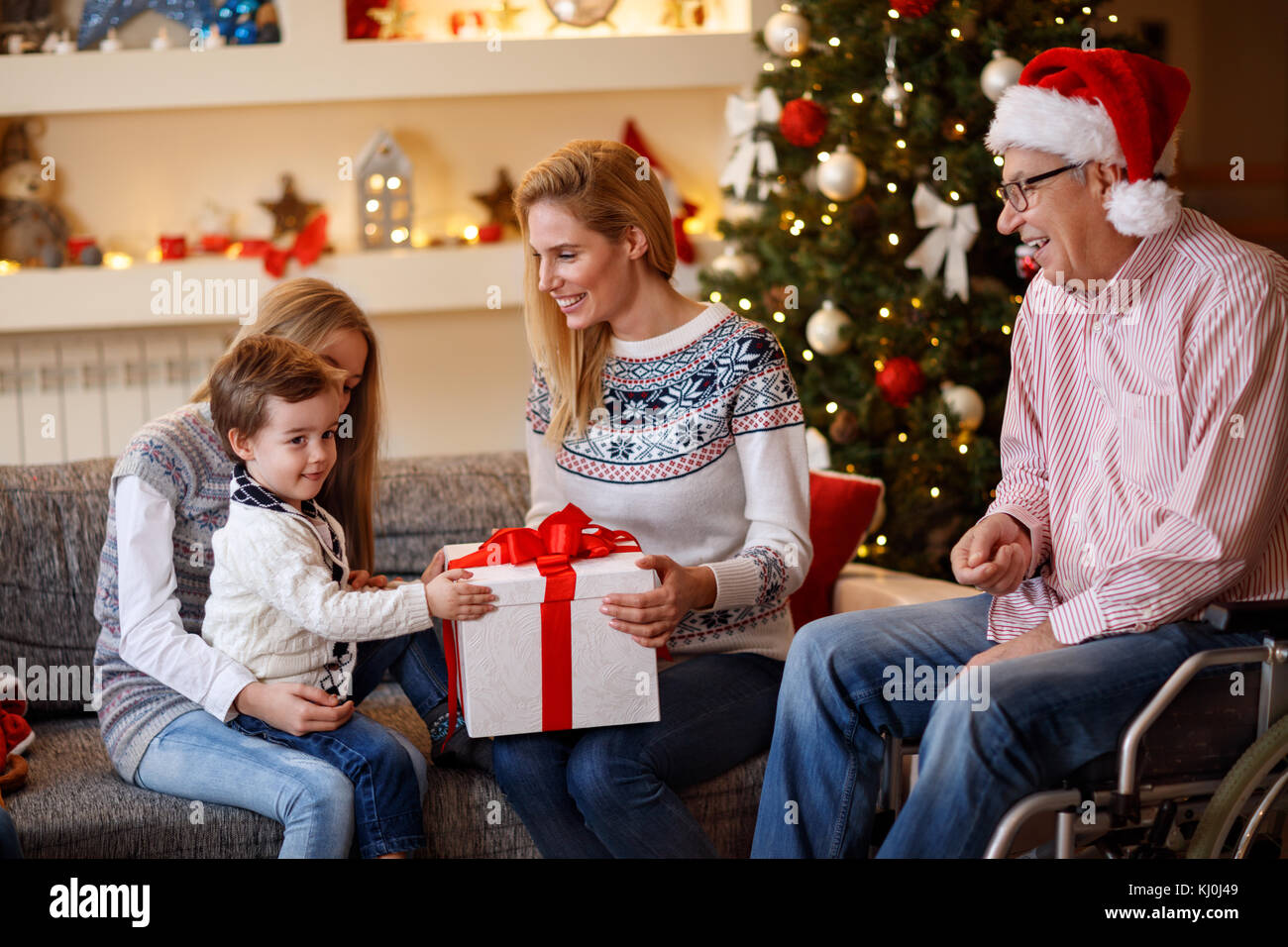 Famille heureuse ensemble pour donner des cadeaux de Noël Banque D'Images
