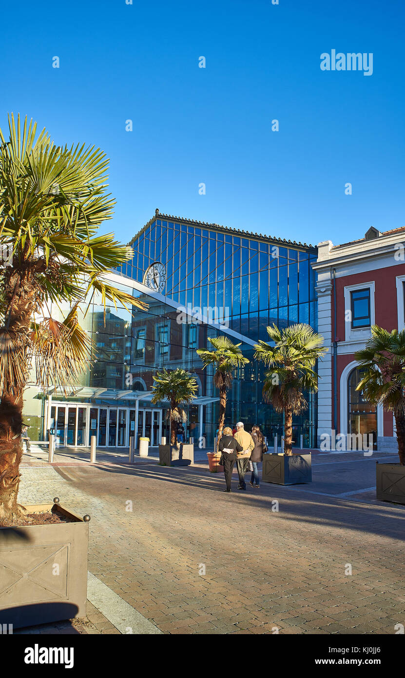Principe Pio Cercanias train, station de métro et centre commercial, situé dans un bâtiment historique, l'ancien Estacion del Norte. Madrid, Espagne. Banque D'Images
