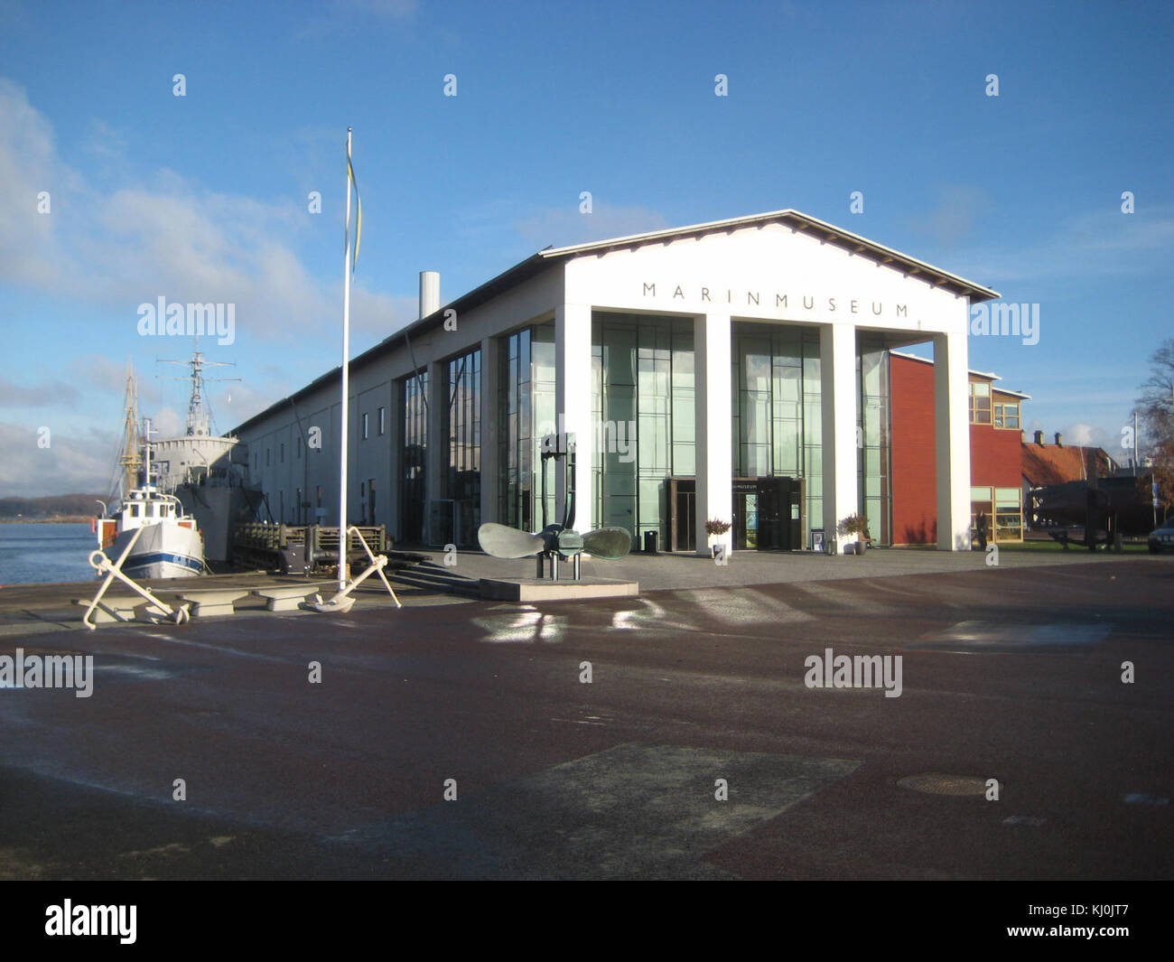Marinmuseumet fait référence à un musée maritime, potentiellement situé dans un pays scandinave comme la Suède ou la Norvège. Le musée est dédié à l'histoire maritime, à la guerre navale et à la construction navale. Banque D'Images