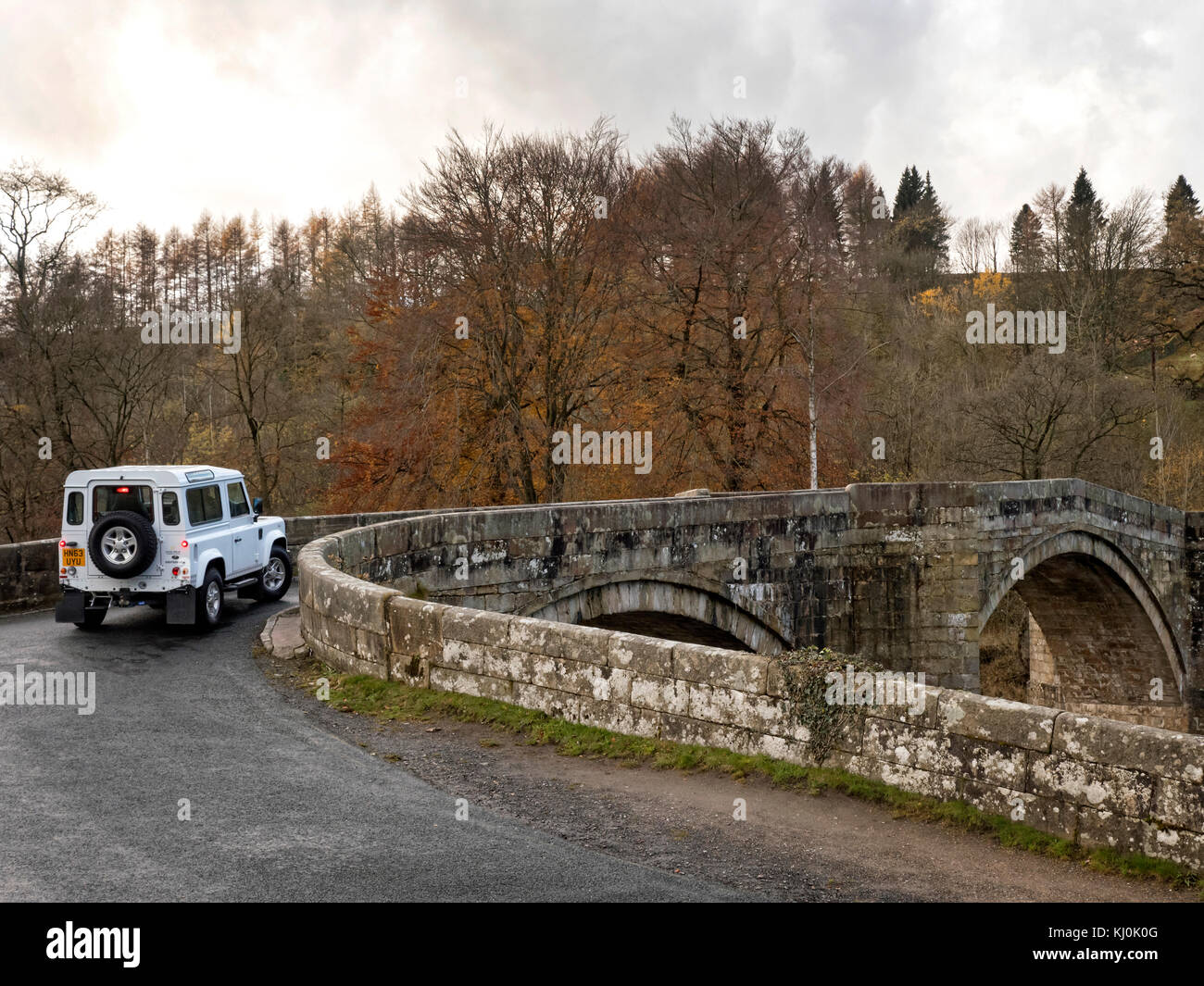 Land Rover Defender 90 dans la région de Yorkshire Dales uk Banque D'Images
