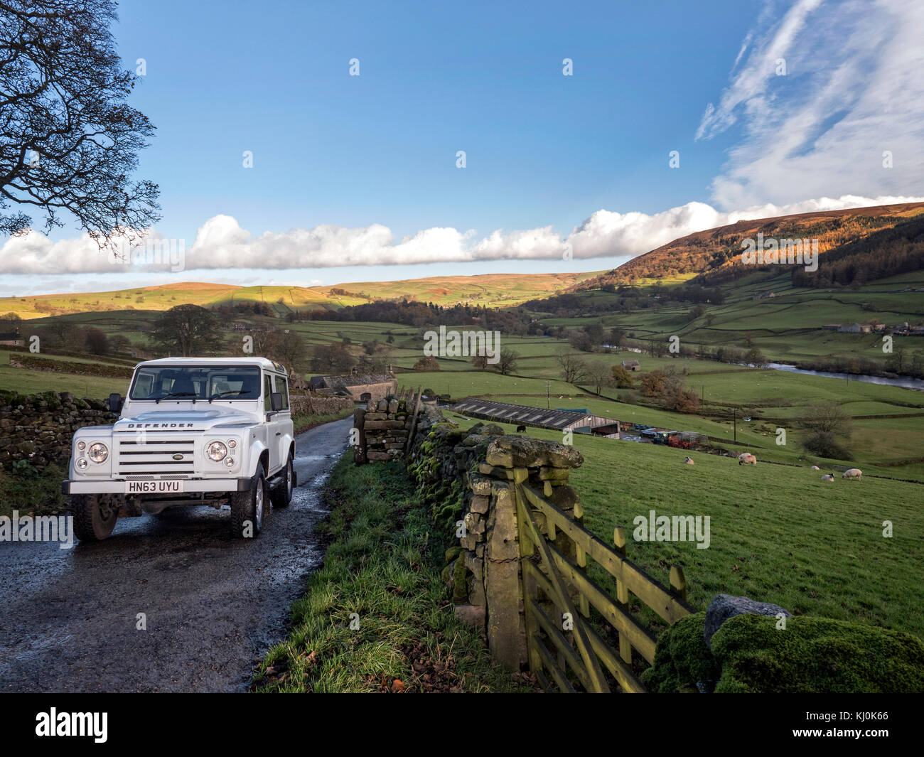 Land Rover Defender 90 dans la région de Yorkshire Dales UK Banque D'Images