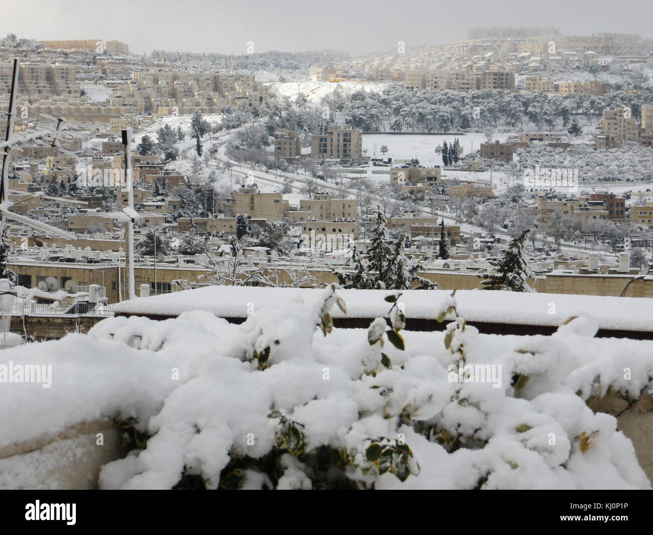 Une image montrant les quartiers de Beit Tzafafa et Gilo à Jérusalem, Israël, couverts de neige. La scène capture le paysage hivernal dans ces zones, connues pour leurs bâtiments résidentiels et la culture locale. Banque D'Images