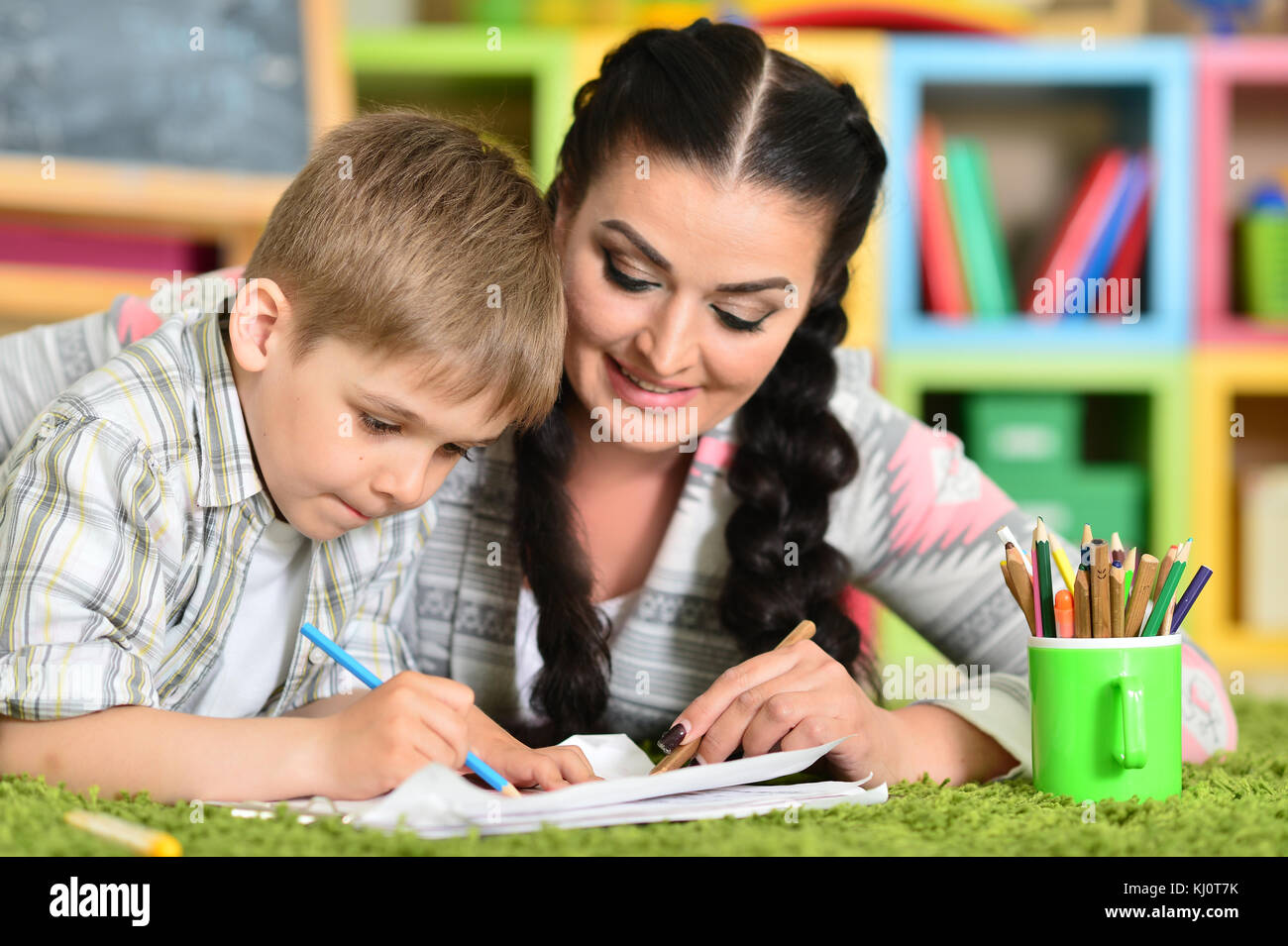 Mère et fils à faire leurs devoirs Banque D'Images