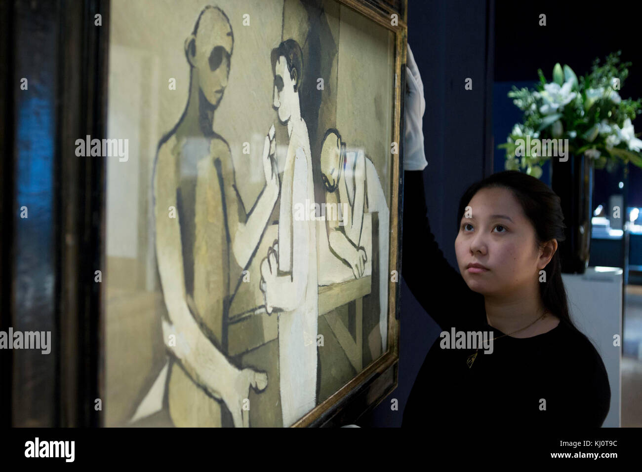 Un membre du personnel apporte quelques ajustements finaux au retour du fils prodigue par Keith Vaughn (est.£100,000 - 150,000) qui fait partie de la prochaine vente d'art britannique et irlandais moderne de Bonhams à Londres. Banque D'Images