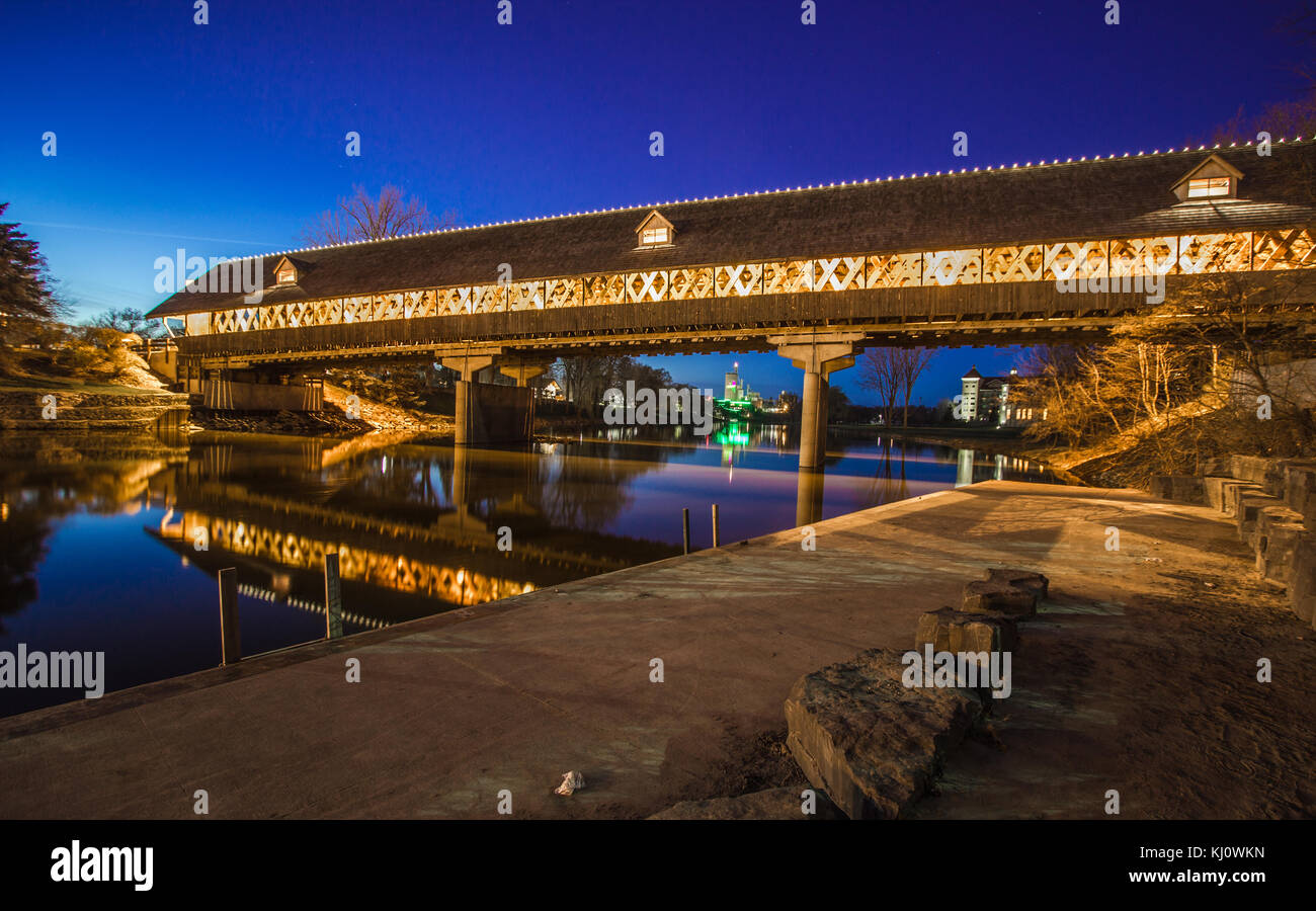 Pont couvert historique de nuit au centre-ville de Midland, Michigan. l'une façon pont est ouvert à la circulation automobile. Banque D'Images