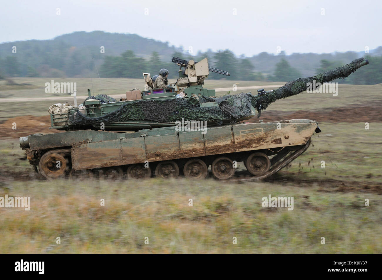 Des soldats américains avec 2ème Armored Brigade Combat Team, 1re Division d'infanterie manœuvre leur M1A2 Abrams SEPv2 char de combat principal pendant l'exercice à l'esprit des alliés VII multinationales conjointes de l'armée américaine Centre de préparation (JMRC) dans Hohenfels, Allemagne, le 16 novembre 2017. Environ 4 050 militaires de 13 nations participent à l'exercice Allied Esprit VII à l'instruction de l'Armée de la 7e commande Hohenfels Domaine de formation, Allemagne, 30 octobre au 22 novembre 2017. Spirit est un allié de l'armée américaine l'Europe-dirigé, 7ATC-mené un exercice multinational série conçue pour développer et renforcer l'OTAN et partenaire clé's inte Banque D'Images