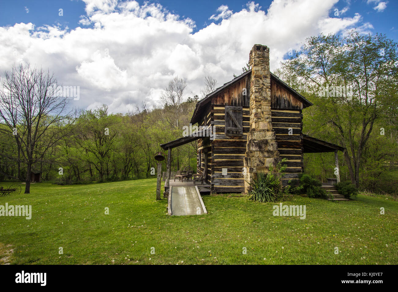 Log cabin historique à l'affiche au centre des visiteurs dans la Gladie Daniel Boone National Forest. Il s'agit d'un bâtiment propriété publique sur les parcs. Banque D'Images