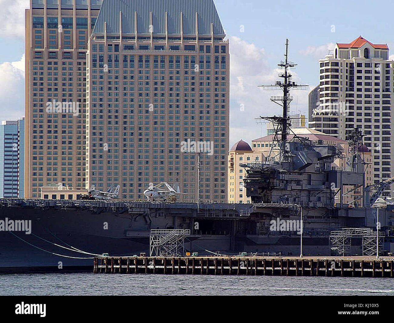 Le porte-avions Midway, maintenant hébergé au San Diego maritime Museum, offre un aperçu approfondi de l'histoire navale, présentant les avions militaires, les opérations maritimes et l'histoire de la marine américaine. Banque D'Images