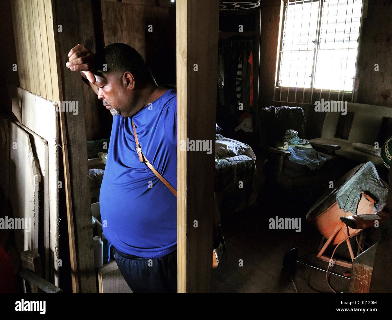 CANOVANAS, Puerto Rico - Carlos Marquez des pauses pour tenir compte parmi les dommages causés à sa maison causés par l'Ouragan Maria lors d'une inspection de maison FEMA le quartier de San Isidro, le 16 novembre. Home inspections sont effectuées par la FEMA pour déterminer les dommages liés aux catastrophes dans le cadre de la procédure de demande d'aide individuelle. Banque D'Images