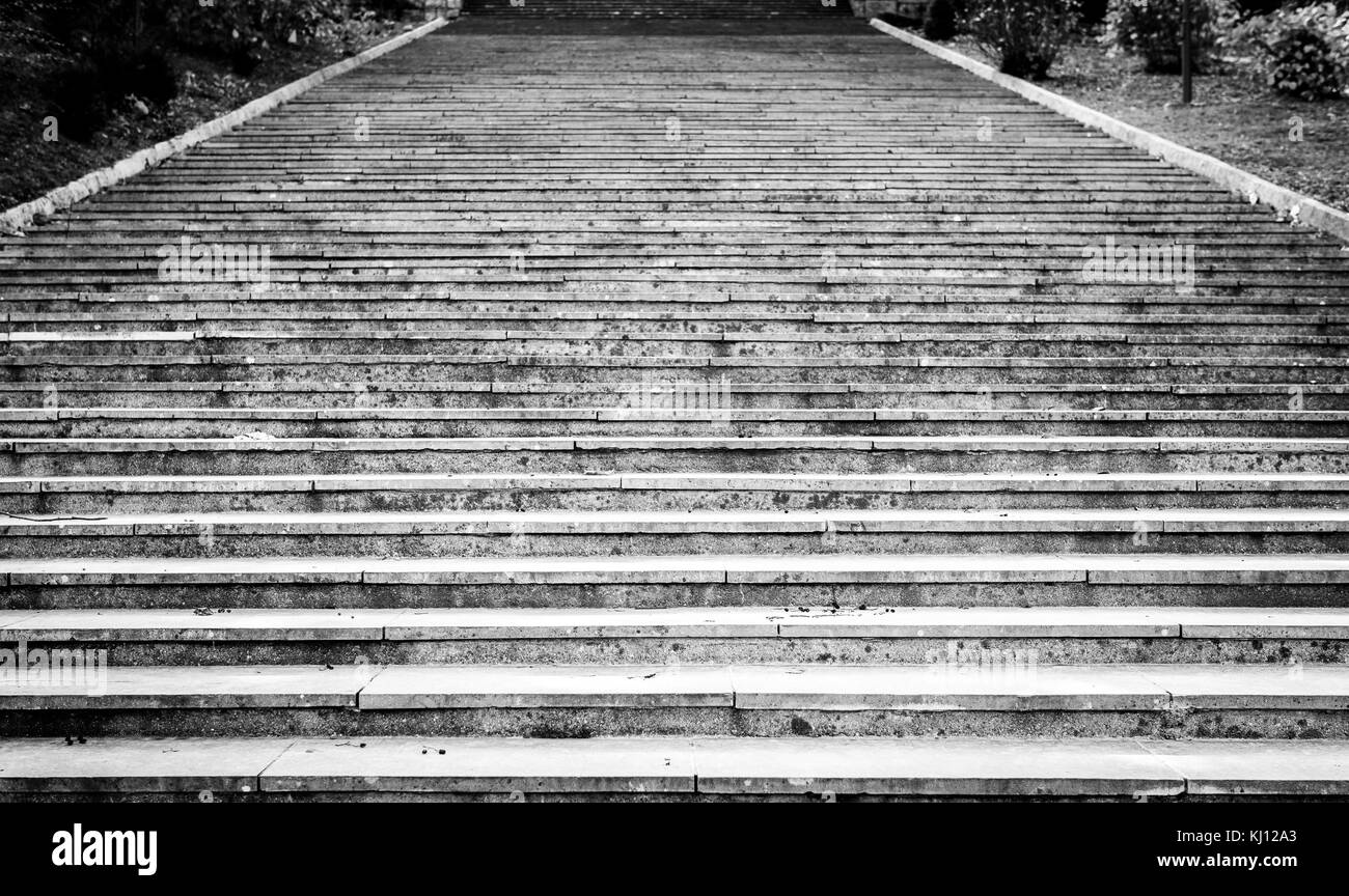 Vieux, majestueux, grand escalier en pierre de granit, menant la texture. photo de pierre géant étapes menant à un lieu de cérémonie. Banque D'Images