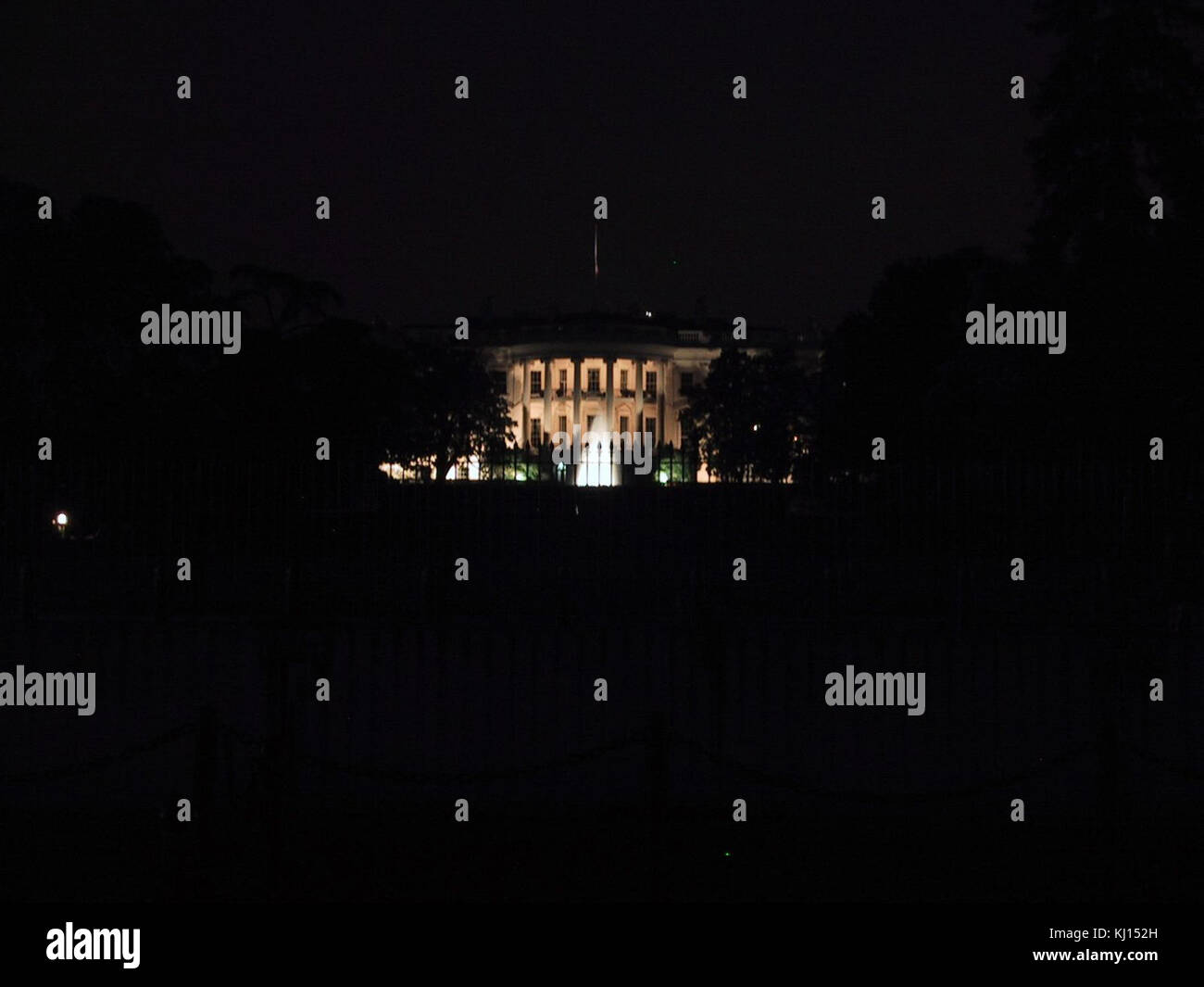Une vue nocturne de la Maison Blanche, illuminée contre le ciel sombre. La structure emblématique sert de résidence et de lieu de travail au président des États-Unis, situé à Washington, D.C. Banque D'Images Une vue nocturne de la Maison Blanche, illuminée contre le ciel sombre. La structure emblématique sert de résidence et de lieu de travail au président des États-Unis, situé à Washington, D.C. Banque D'Images