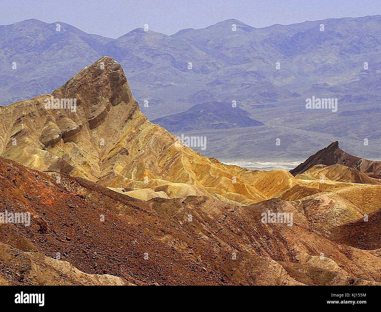Zabriskie point, situé dans le parc national de la Vallée de la mort, offre une vue spectaculaire sur le paysage désertique, caractérisé par ses formations géologiques uniques. C’est un site réputé pour la photographie et l’observation naturelle. Banque D'Images