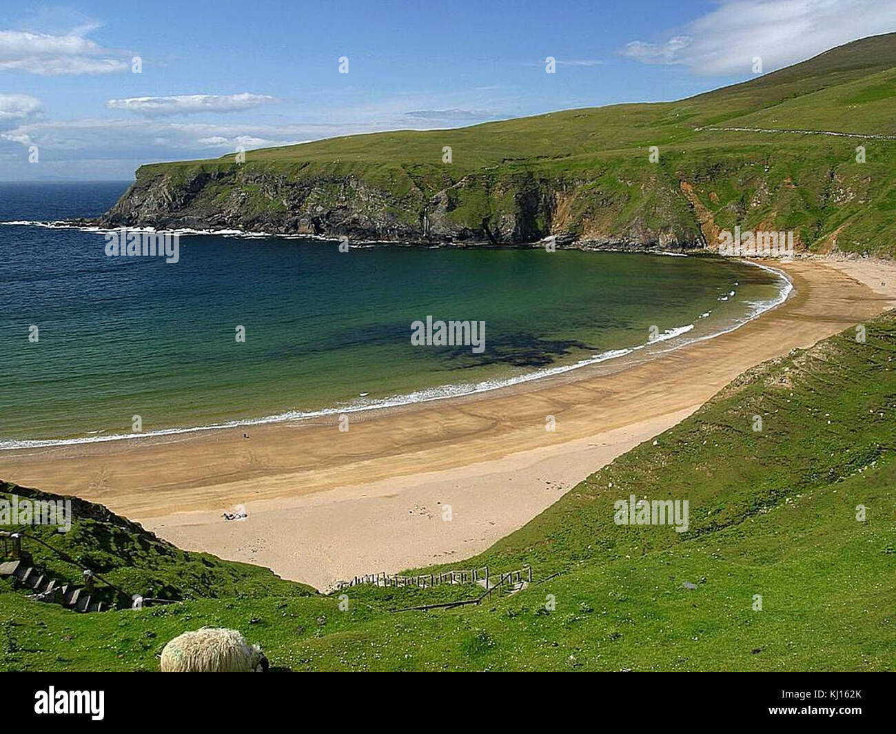 La plage de Trabane Strand est connue pour son immense littoral de sable, ce qui en fait une destination populaire pour les visiteurs à la recherche d'une expérience côtière pittoresque. La région est réputée pour sa beauté naturelle et sa tranquillité. Banque D'Images
