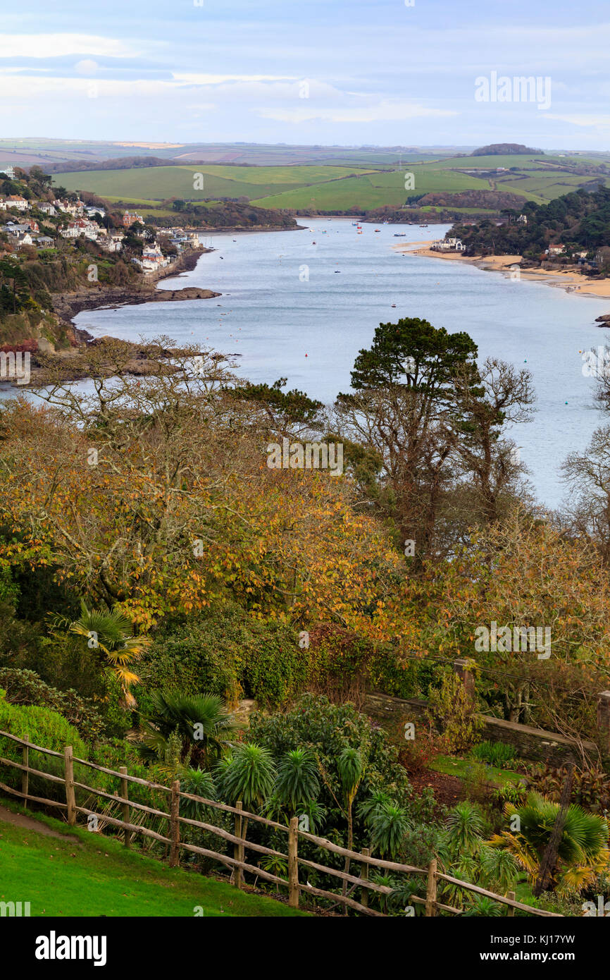 Vue de dessus Overbecks jardin du sud du Devon, UK, avec l'estuaire de Kingsbridge Salcombe sur la gauche, à l'Est Portlemouth sur la droite. Banque D'Images