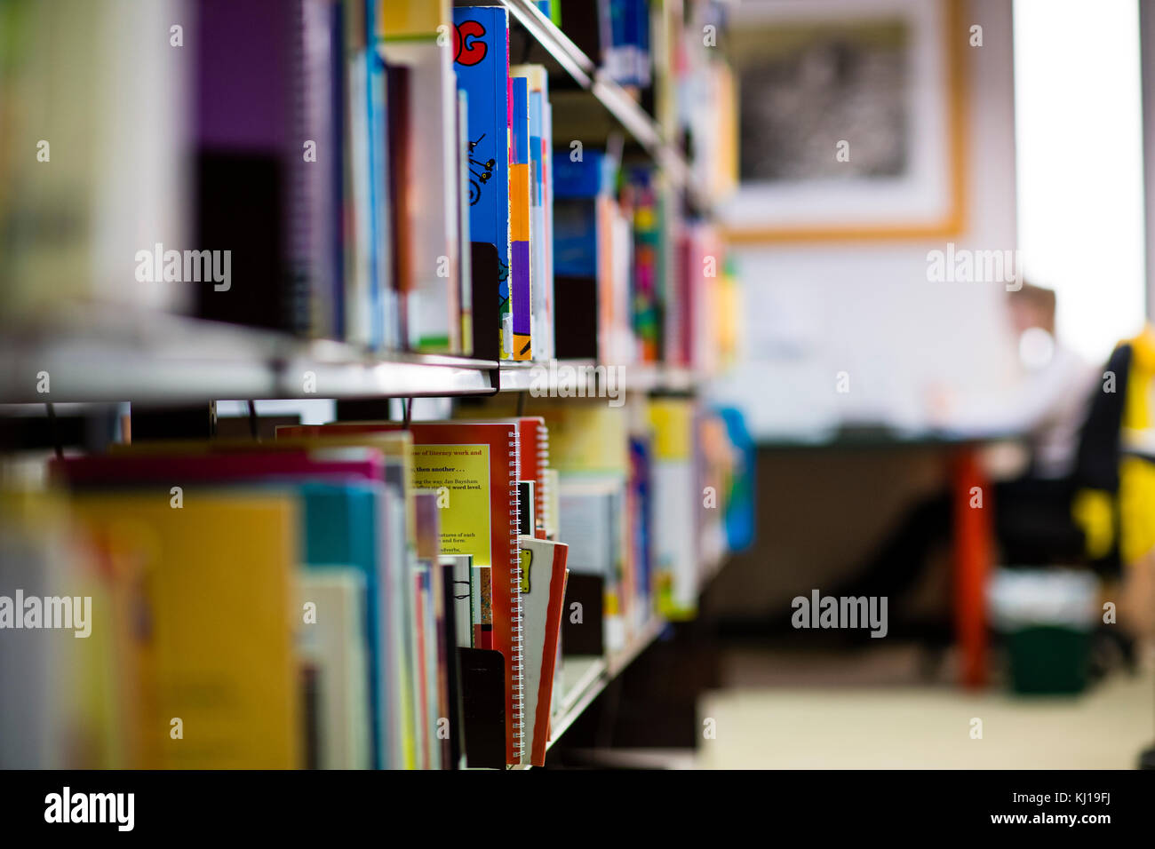 L'enseignement supérieur au Royaume-Uni : livres universitaires sur les étagères dans une bibliothèque de l'University College, UK (selective focus) Banque D'Images