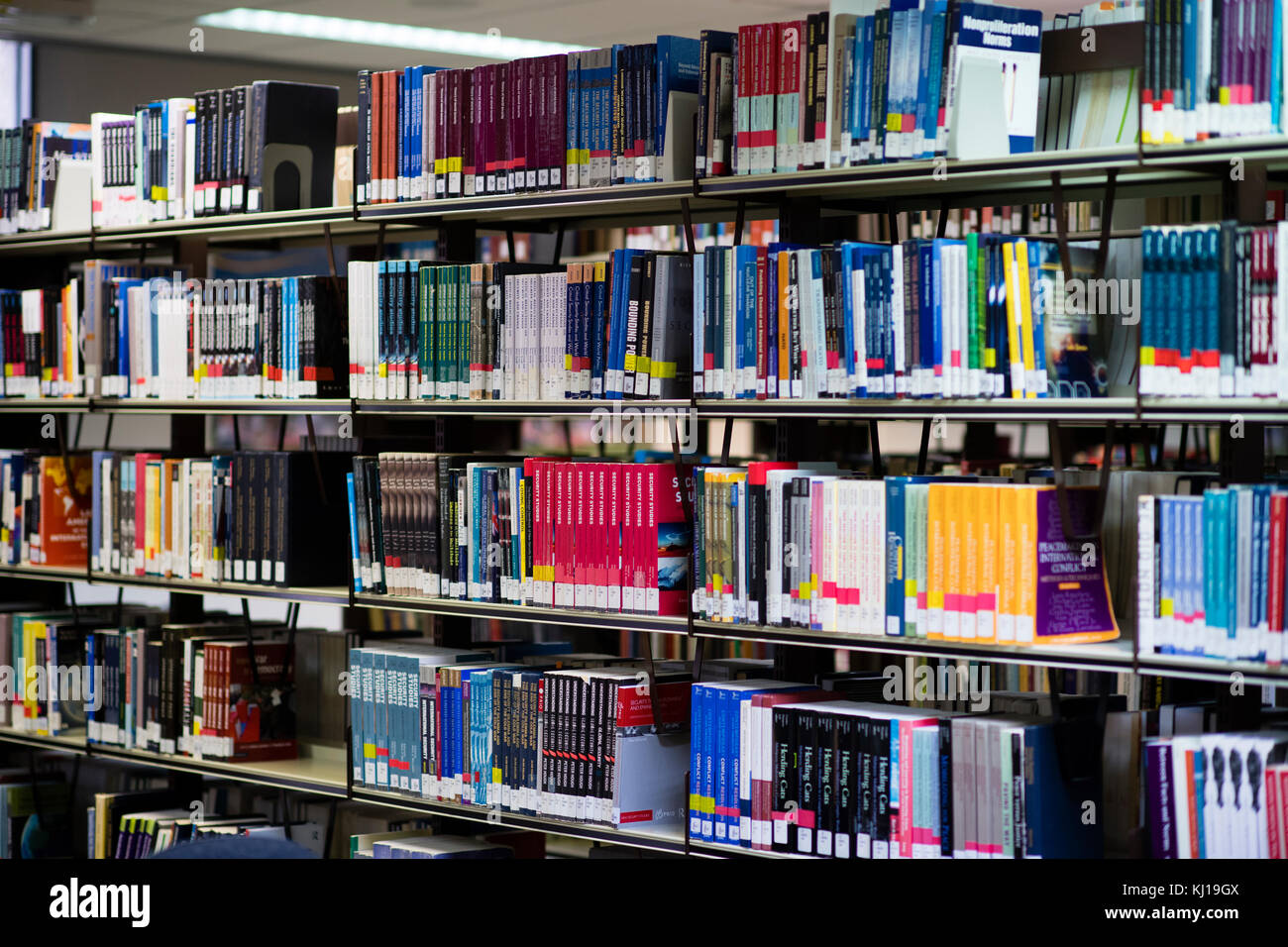 L'enseignement supérieur au Royaume-Uni : livres universitaires sur les étagères dans une bibliothèque de l'University College, uk Banque D'Images
