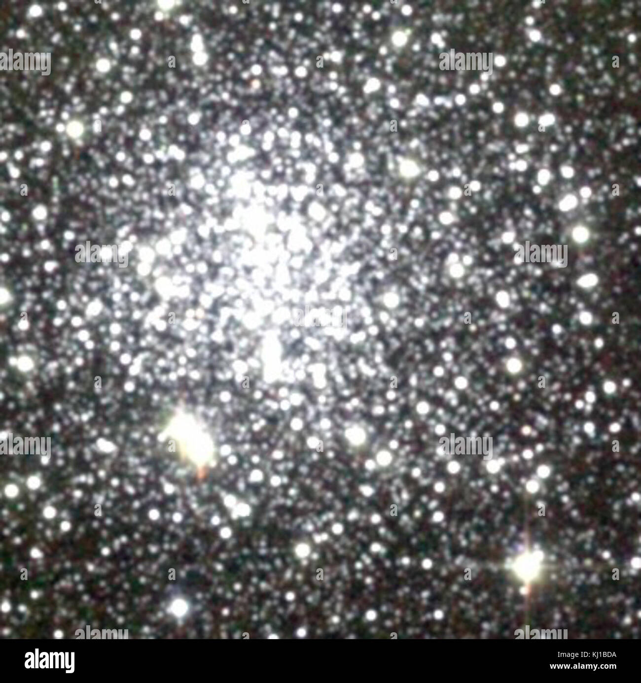 Messier 004, également connu sous le nom de M4, est un amas globulaire situé dans la constellation du Scorpion. C'est l'un des amas globulaires les plus proches de la Terre et il a été largement étudié par les astronomes. Banque D'Images