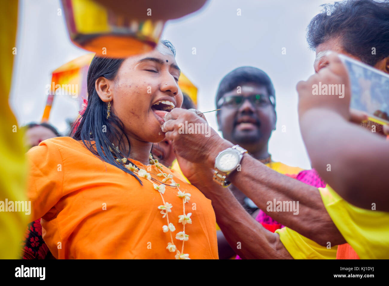 Pendant Thaipusam festival en Malaisie, les dévots hindous préparation cérémonie de bénédiction de la prière en langue piercing pour s'acquitter de leurs vœux et offrir grâce à Banque D'Images