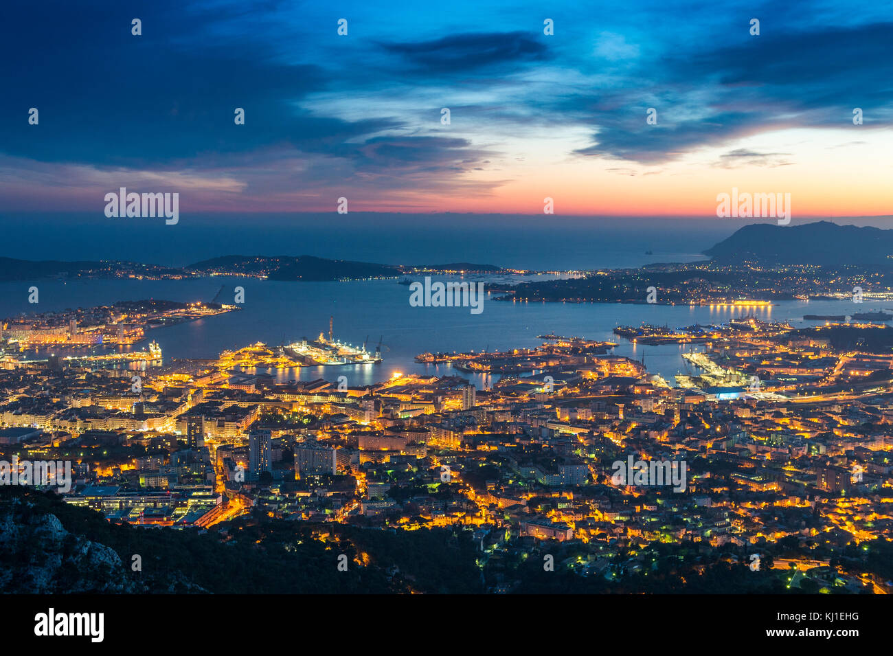 Europe, France, Var, Toulon. Vue depuis le Mont Faron, Toulon port en nuit. Banque D'Images