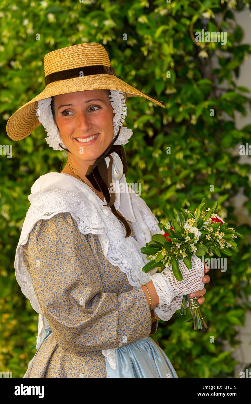 Europe, France, Var 83, Saint-Tropez, bravado. Jeune femme en costume  provençal traditionnel Photo Stock - Alamy