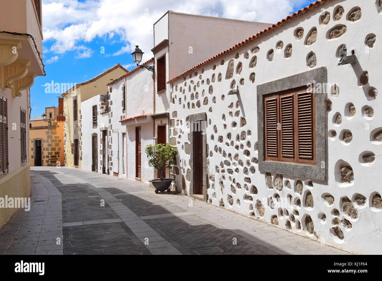 Vue sur la rue de la vieille ville d'agüimes. ville rurale et destination touristique majeure dans la région de Gran Canaria. Banque D'Images