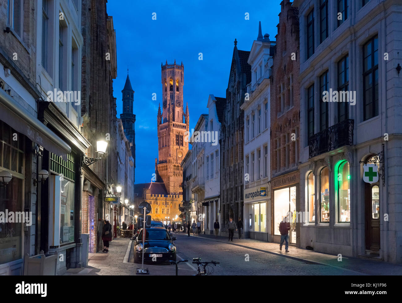 Vlamingstraat en regardant vers le beffroi de Bruges (Belfort van Brugge) dans la place du marché (Markt), Bruges (Brugge), Belgique Banque D'Images