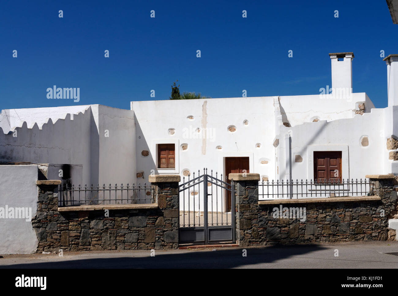 Maisons cubistes traditionnel blanc caractérisent les ruelles du village d'Archangelos, Rhodes, Dodécanèse, Grèce. Banque D'Images