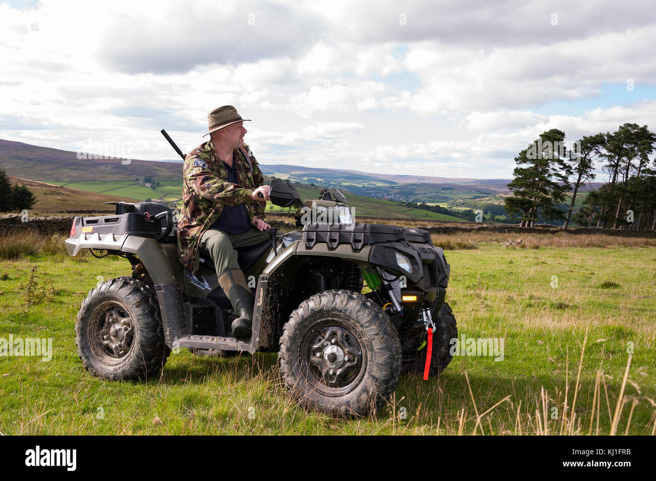 Un homme assis sur un quad (ATV) en train de tirer en faisant le contrôle vermin à Weardale dans le comté de Durham, dans le nord-est de l'Angleterre. Banque D'Images Un homme assis sur un quad (ATV) en train de tirer en faisant le contrôle vermin à Weardale dans le comté de Durham, dans le nord-est de l'Angleterre. Banque D'Images