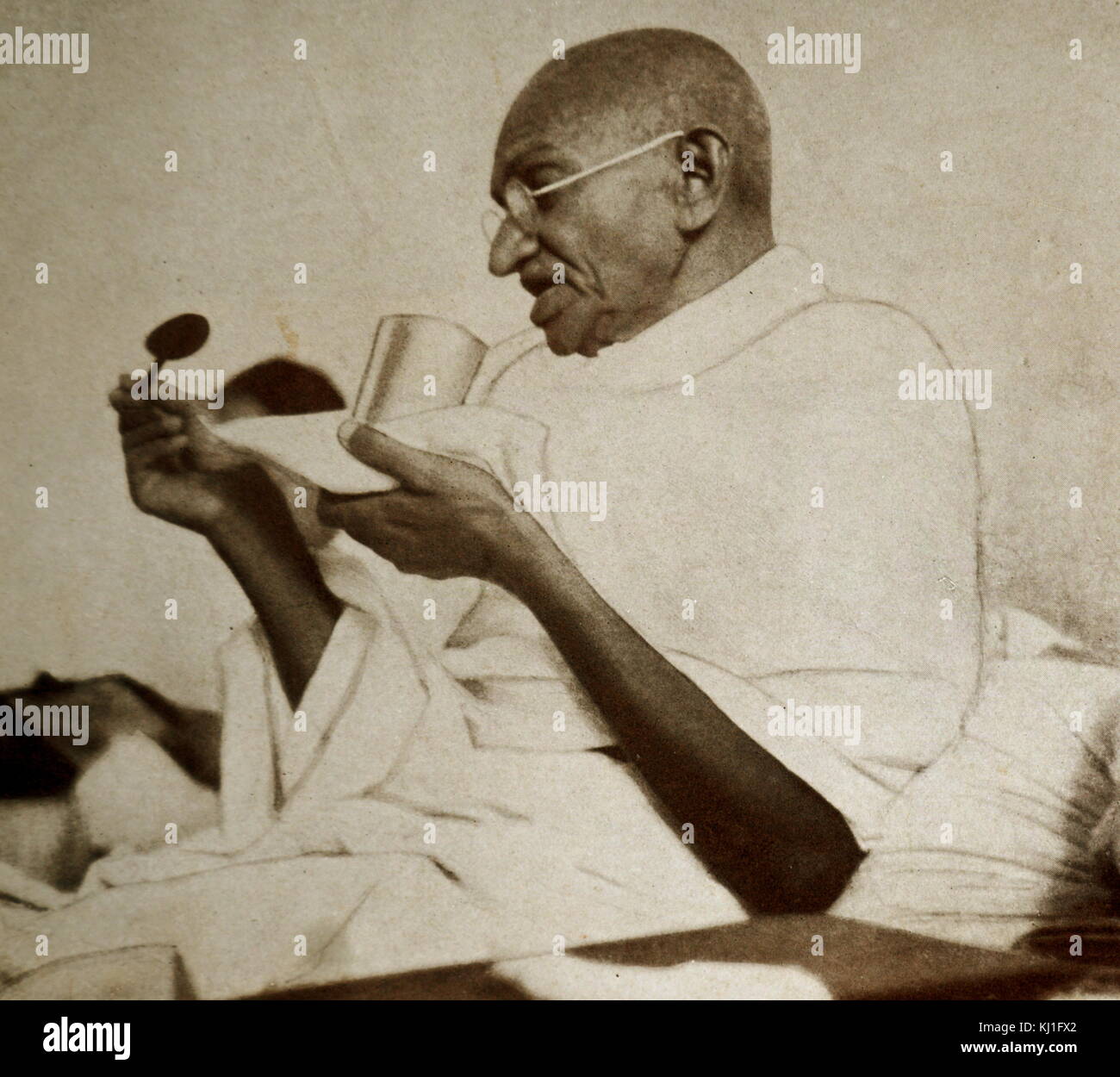 Mohandas Karamchand Gandhi (1869 - 1948) prend un repas avant une grève de la faim en mars 1939. Gandhi a été le principal chef de l'indépendance de l'Inde en mouvement a décidé de l'Inde. Banque D'Images