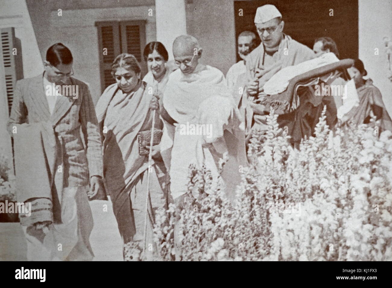Mohandas Karamchand Gandhi (1869 - 1948) en laissant la Birla House avec Sarojini Naidu, pour une entrevue avec le vice-roi, Lord Linlithgow, 1939. Gandhi a été le principal chef de l'indépendance de l'Inde en mouvement a décidé de l'Inde. Banque D'Images