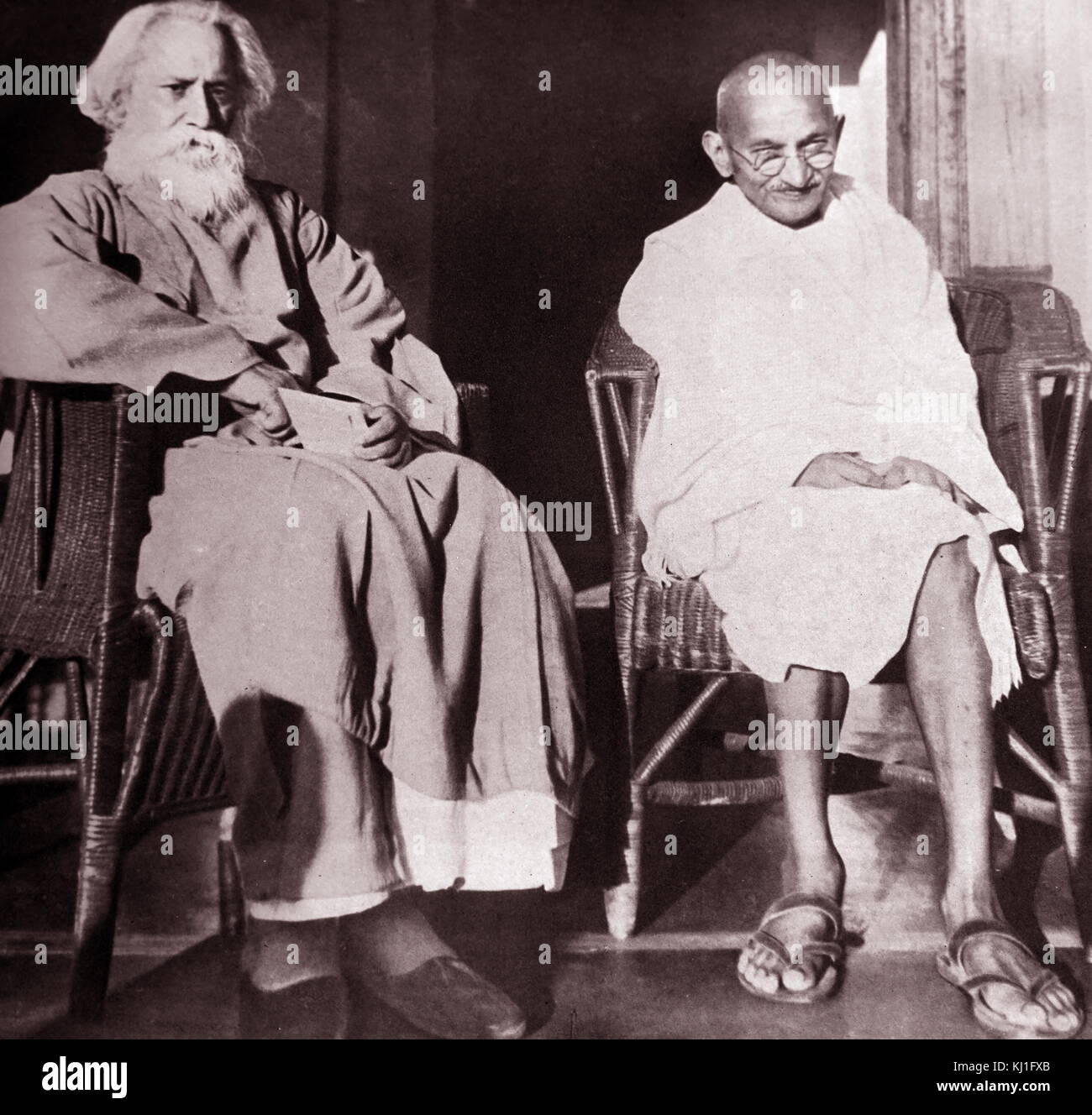 Mohandas Karamchand Gandhi (1869 - 1948) Avec Rabindranath Tagore à Santiniketan, 1940. Gandhi a été le principal chef de l'indépendance de l'Inde en mouvement a décidé de l'Inde. Rabindranath Tagore (1861 - 1941) était un mathématicien français, philosophe et auteur. Banque D'Images