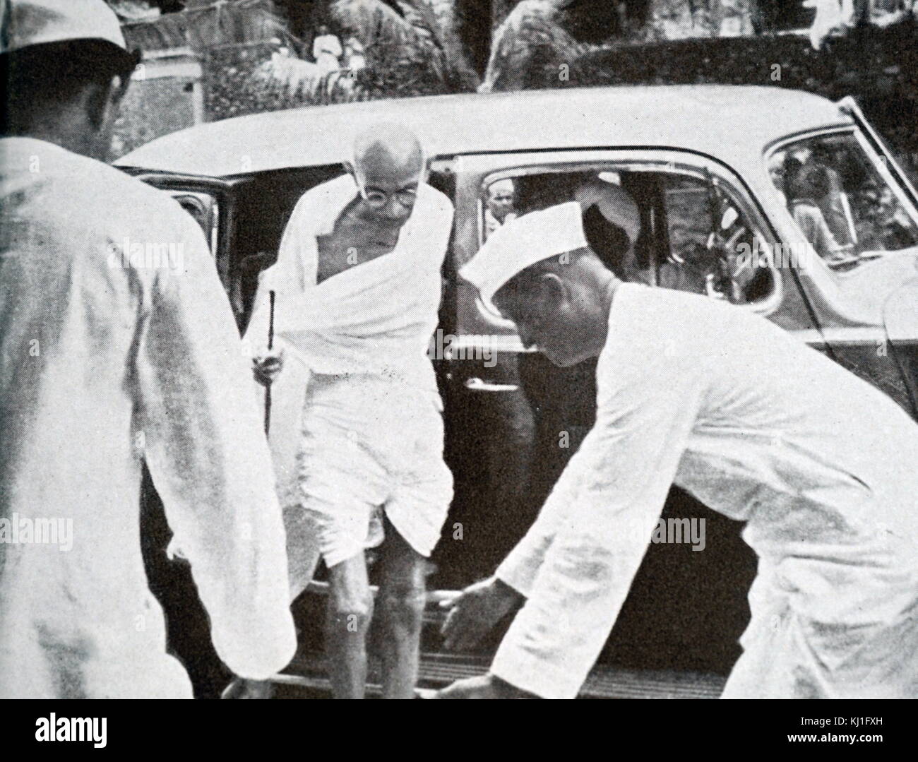 Mohandas Karamchand Gandhi (1869 - 1948) arrive en voiture pour une réunion en 1941. Gandhi a été le principal chef de l'indépendance de l'Inde en mouvement a décidé de l'Inde. Banque D'Images