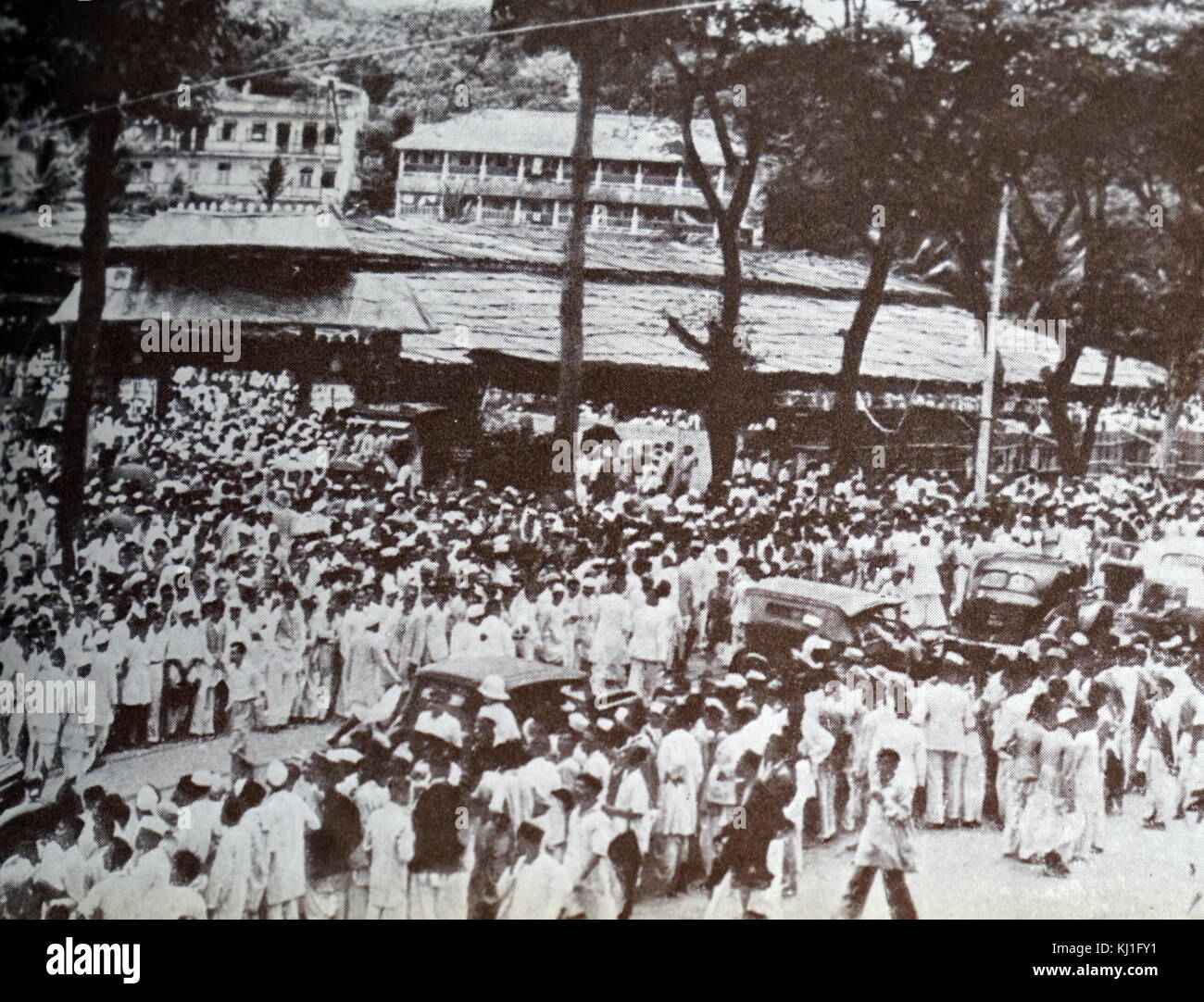 Mohandas Gandhi (1869 - 1948) a été conduit à Gowalia Tank Maidan, Mumbai, où il a appelé ses compatriotes à lancer le mouvement de quitter l'Inde. La police plus tard utilisé des gaz lacrymogènes pour disperser la foule qui s'étaient rassemblés au Gowalia. Gandhi a été le principal chef de l'indépendance de l'Inde en mouvement a décidé de l'Inde. Banque D'Images